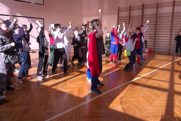 karnawal-w-zabierzowie-dzieci-tancza-201539