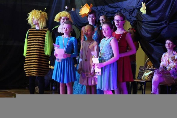 dzieci-tancza-i-pomagaja-ttt-zonkil-201528